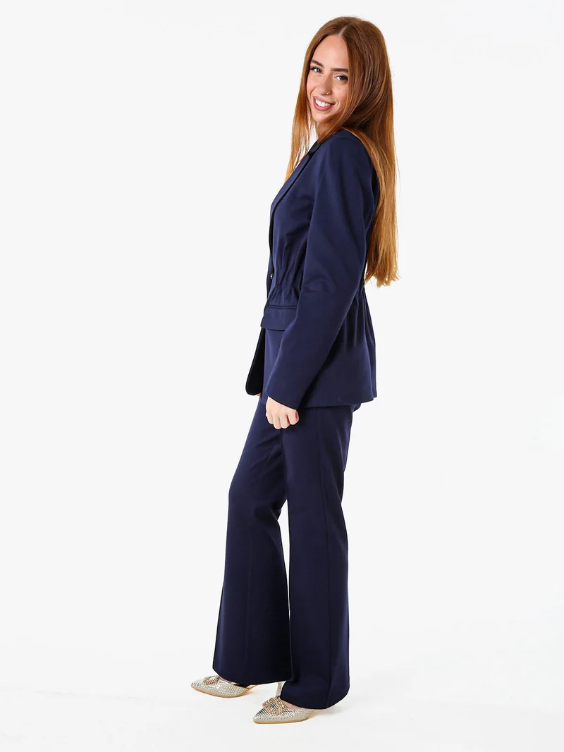 Completo elegante da donna con blazer e pantaloni con finale a zampa - blu