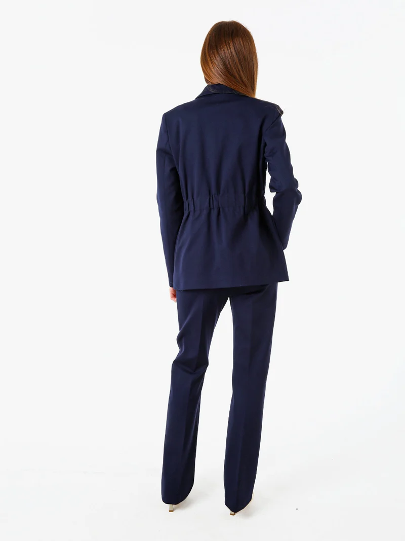 Completo elegante da donna con blazer e pantaloni con finale a zampa - blu