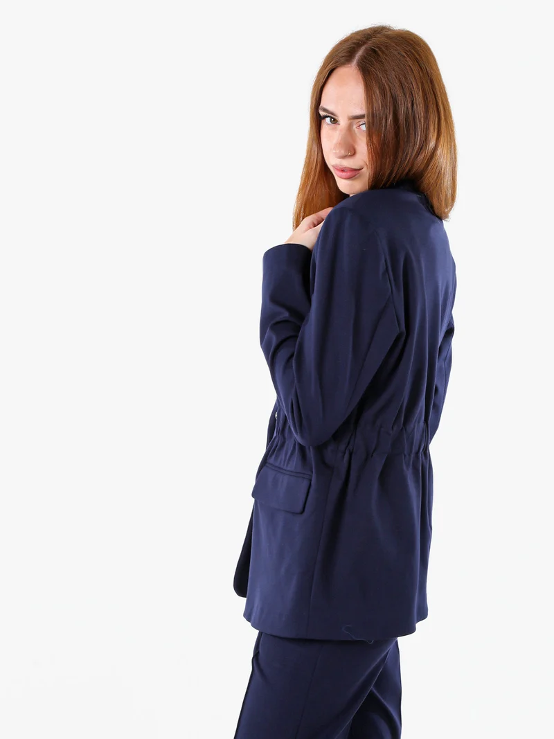 Completo elegante da donna con blazer e pantaloni con finale a zampa - blu