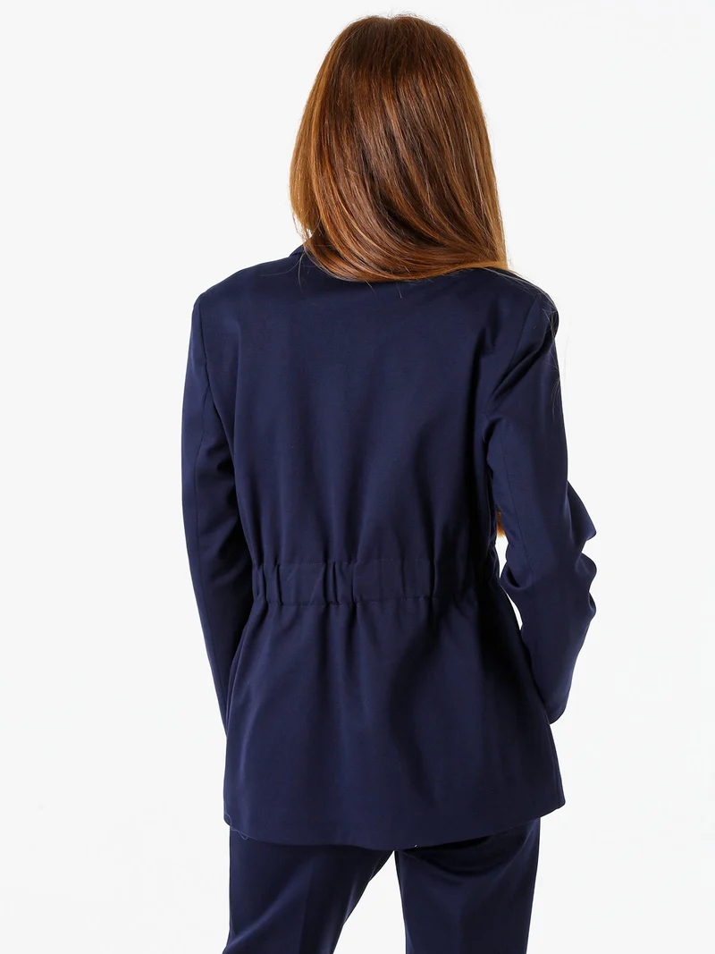 Completo elegante da donna con blazer e pantaloni con finale a zampa - blu