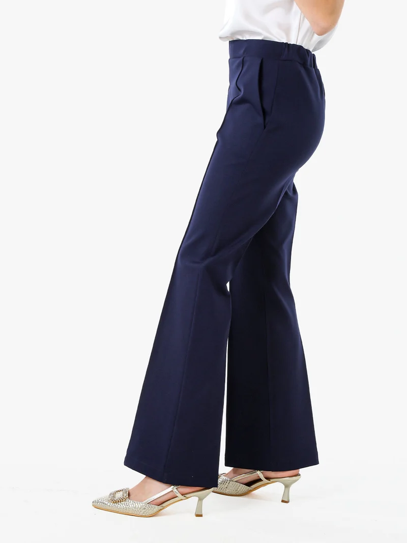 Completo elegante da donna con blazer e pantaloni con finale a zampa - blu