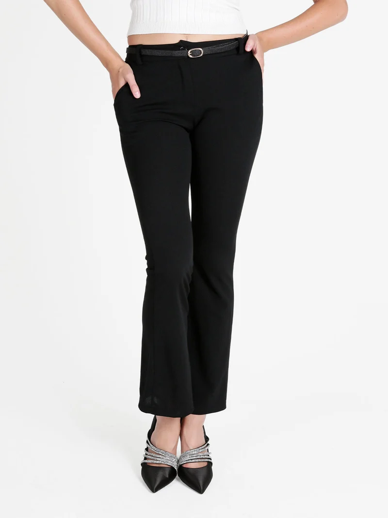Pantaloni slim fit da donna con finale a zampa - nero