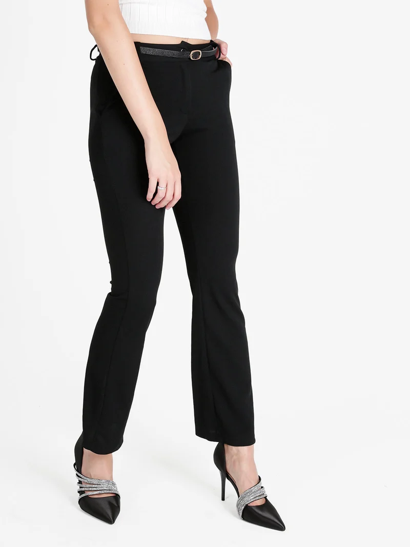 Pantaloni slim fit da donna con finale a zampa - nero
