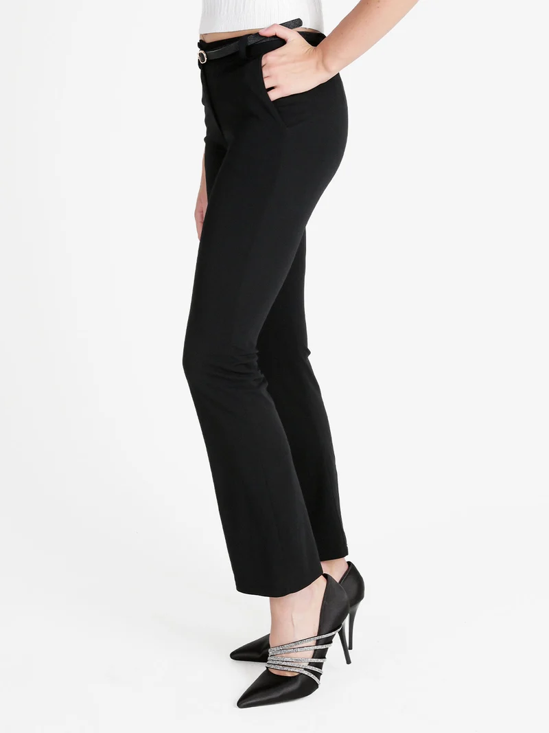 Pantaloni slim fit da donna con finale a zampa - nero