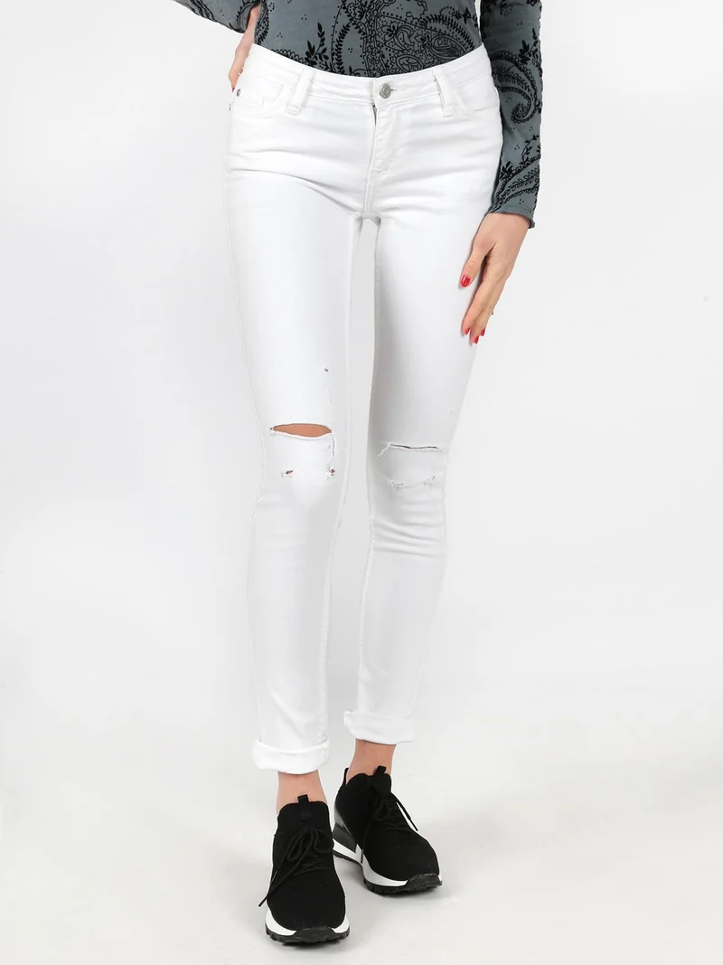 Jeans elasticizzati con strappi - bianco
