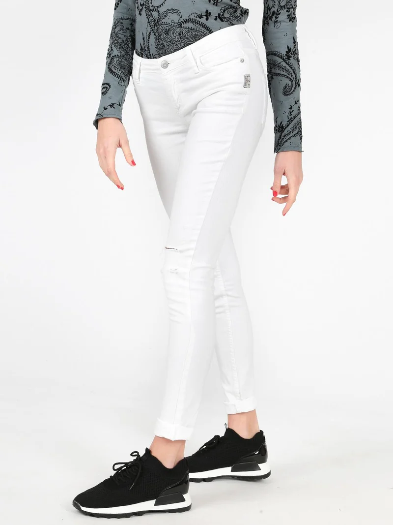 Jeans elasticizzati con strappi - bianco
