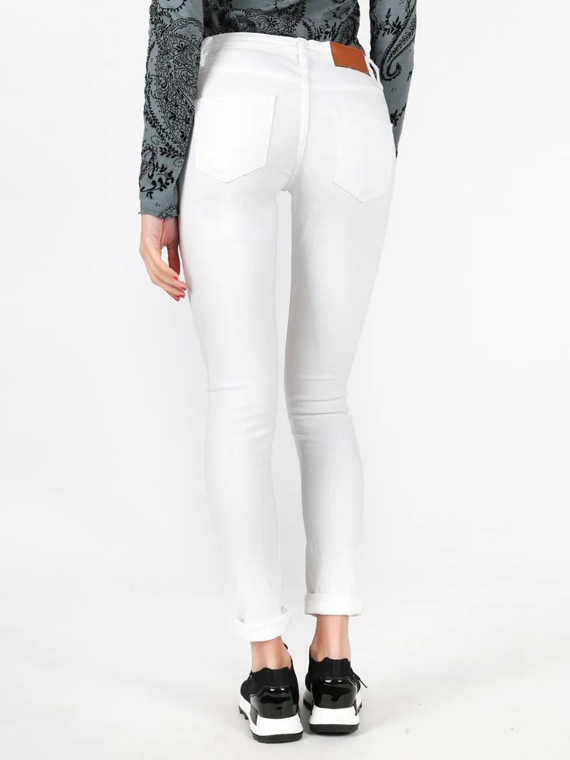Jeans elasticizzati con strappi - bianco