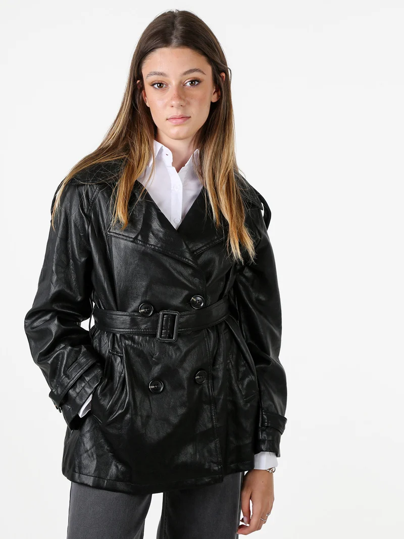 Trench corto da donna in ecopelle a doppiopetto - nero