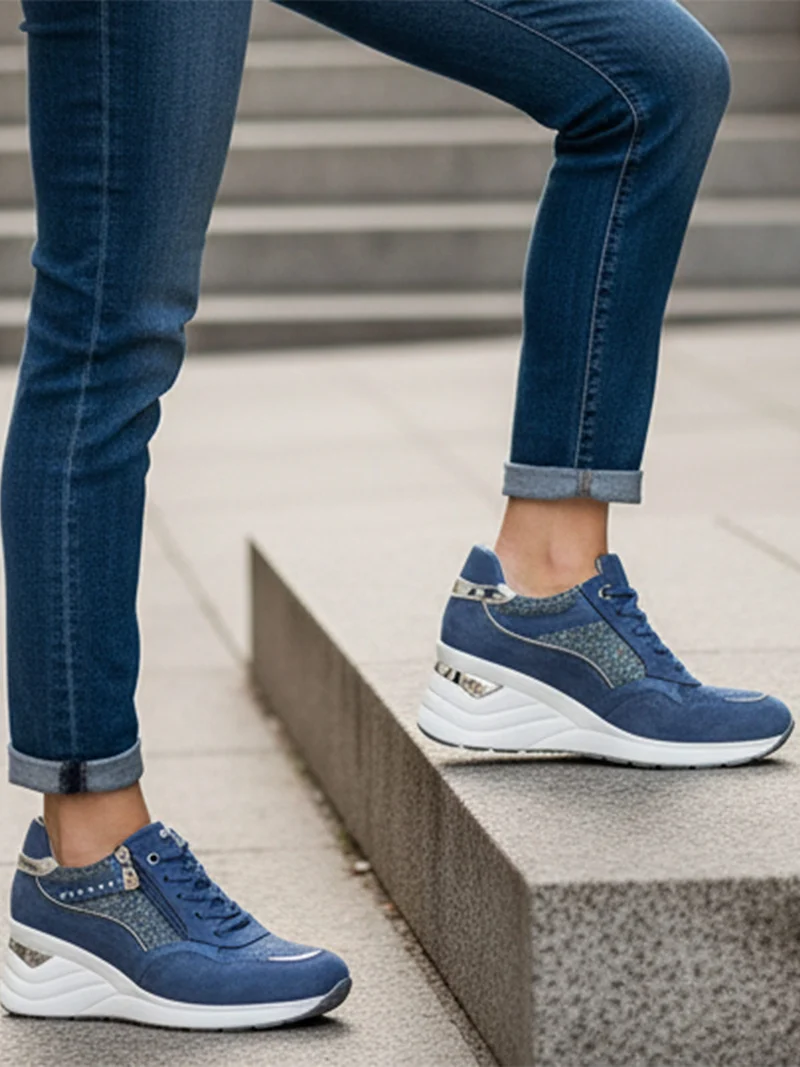 Sneakers donna scamosciate con zeppa - jeans