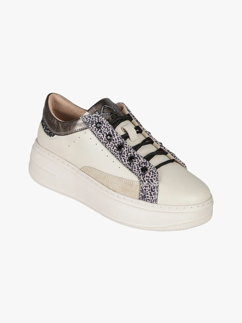 Sneakers donna in pelle con borchie e platform - beige