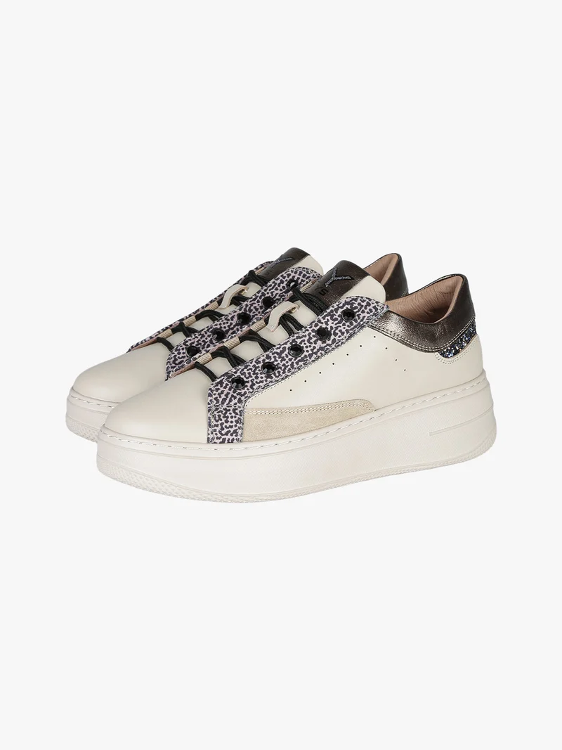 Sneakers donna in pelle con borchie e platform - beige