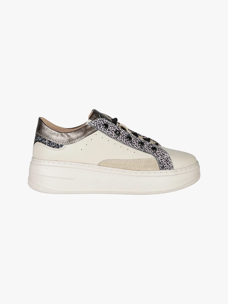 Sneakers donna in pelle con borchie e platform - beige