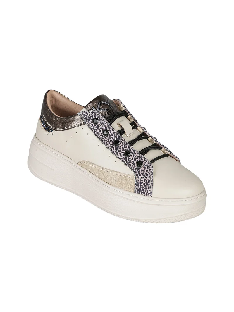 Sneakers donna in pelle con borchie e platform - beige