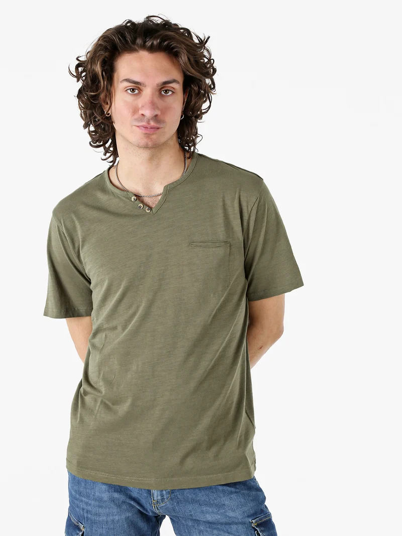 T-shirt da uomo in cotone con scollo V e taschino - militare