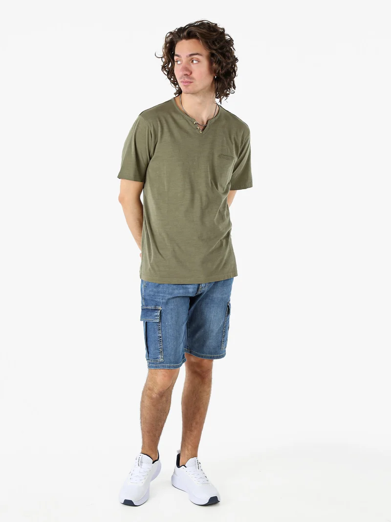T-shirt da uomo in cotone con scollo V e taschino - militare