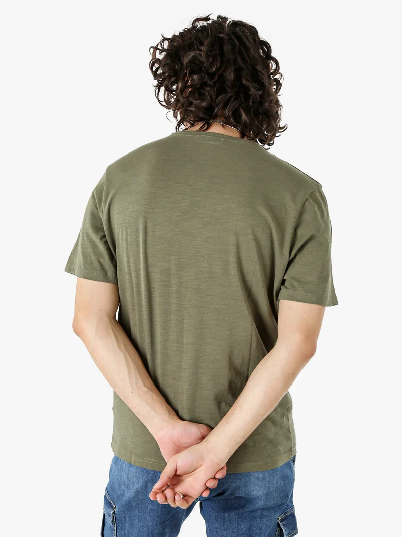 T-shirt da uomo in cotone con scollo V e taschino - militare