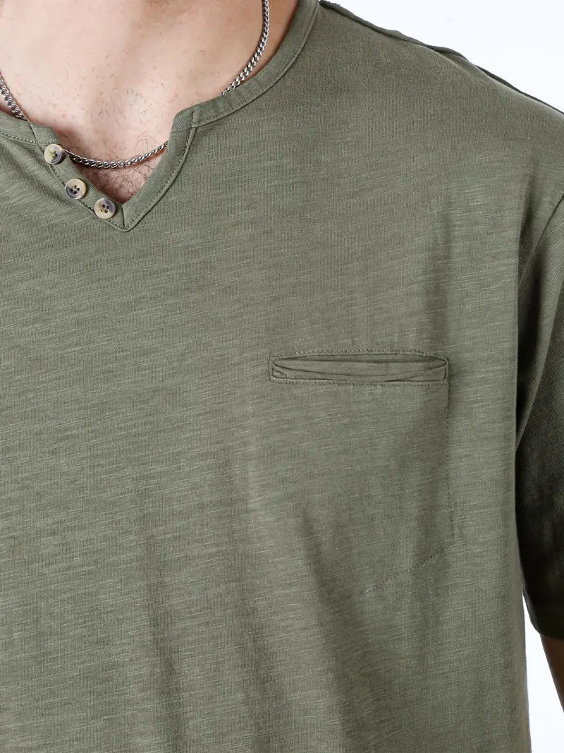 T-shirt da uomo in cotone con scollo V e taschino - militare