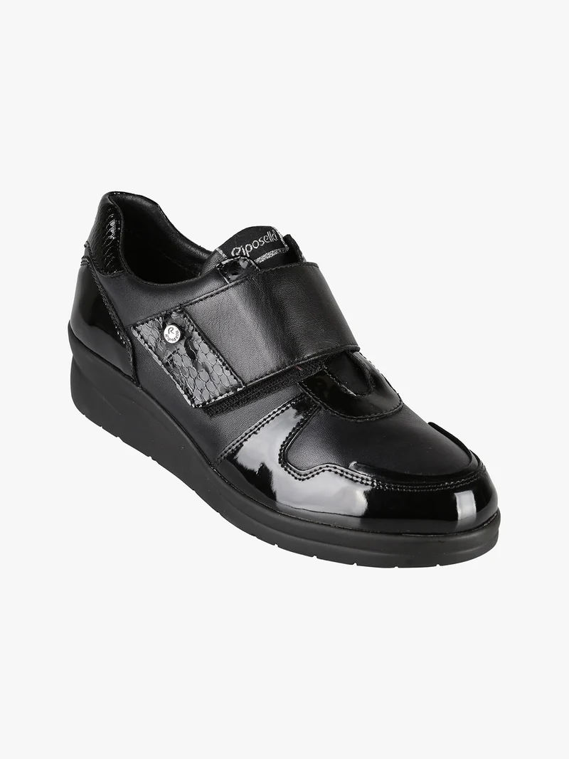 Scarpe in pelle da donna con fascia a strappo e zeppa - nero