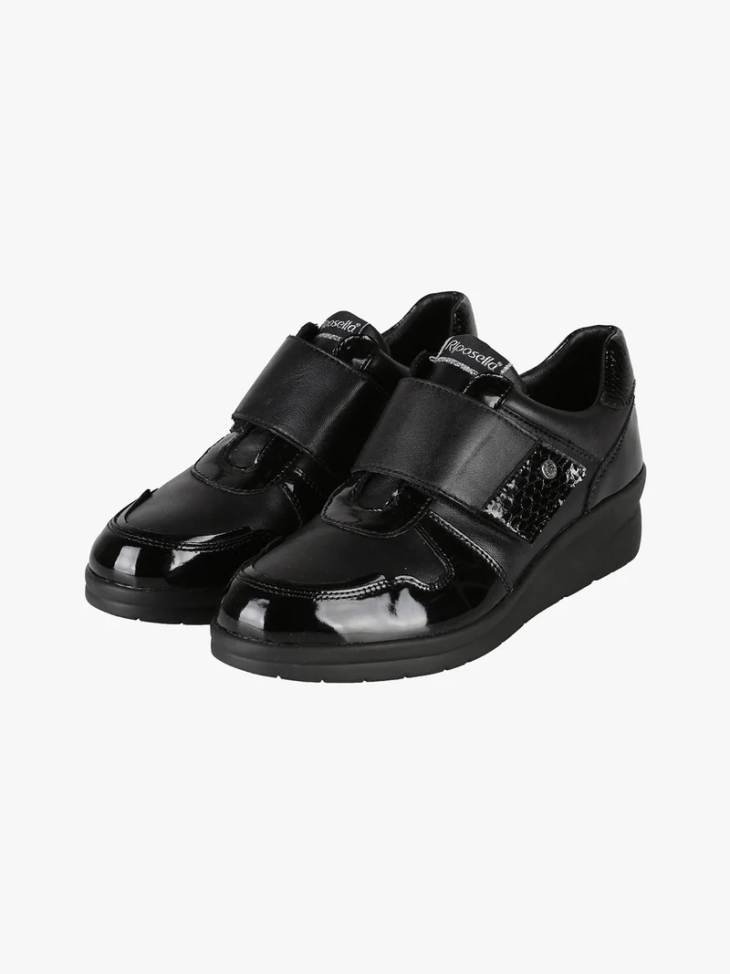 Scarpe in pelle da donna con fascia a strappo e zeppa - nero