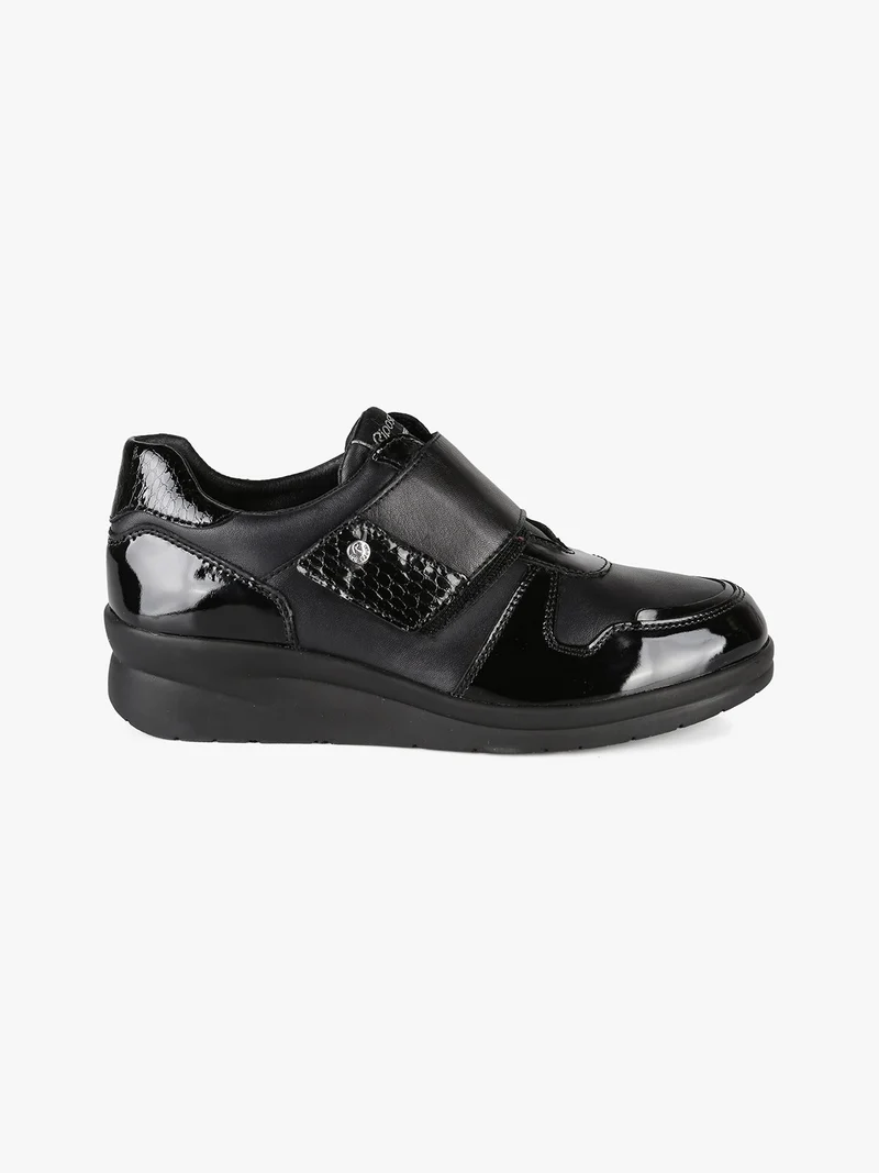 Scarpe in pelle da donna con fascia a strappo e zeppa - nero