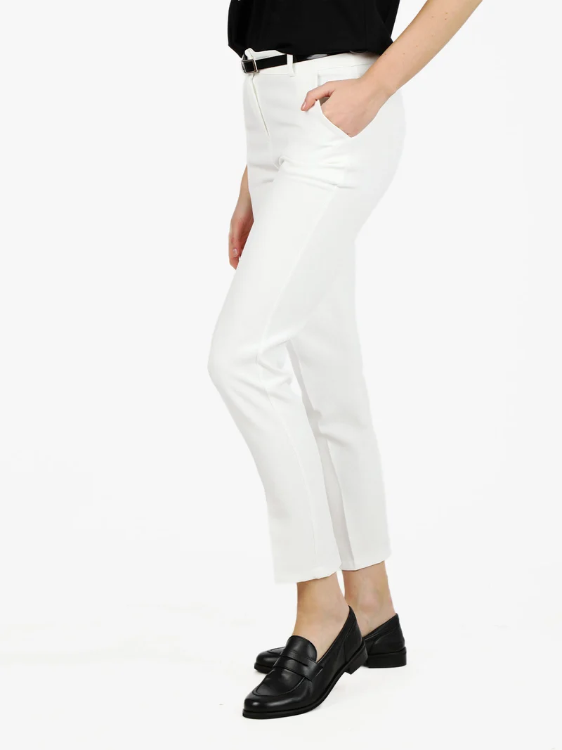 Pantaloni classici da donna a sigaretta - bianco
