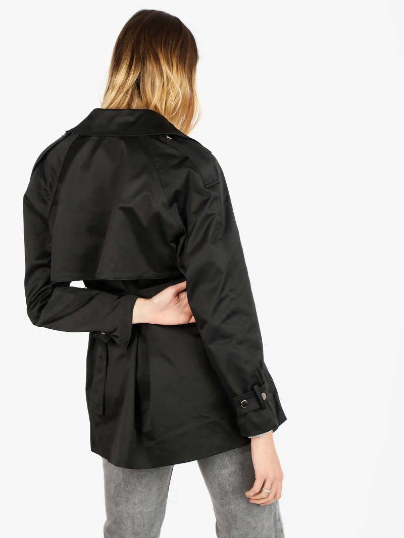 Trench donna con chiusura a doppiopetto e cintura - nero