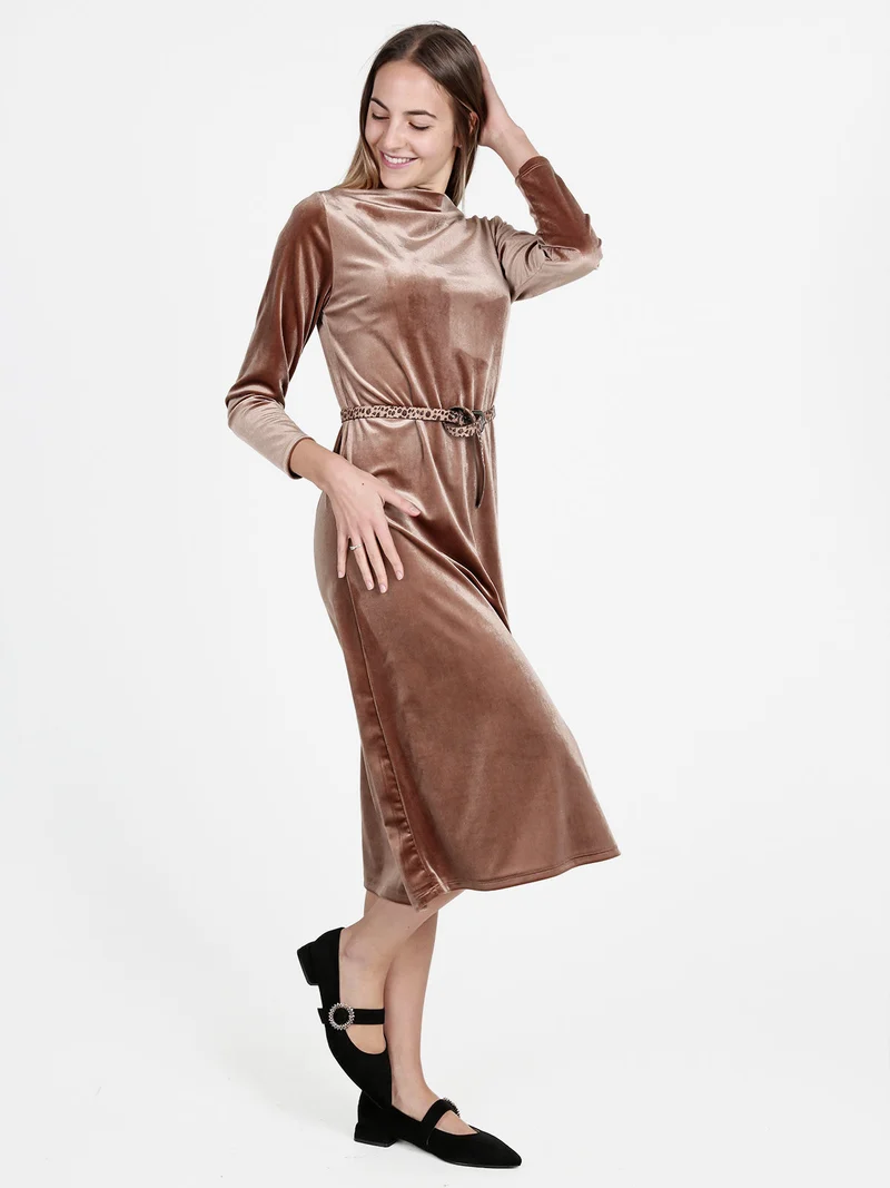 Abito lungo da donna in velluto con cintura - cammello