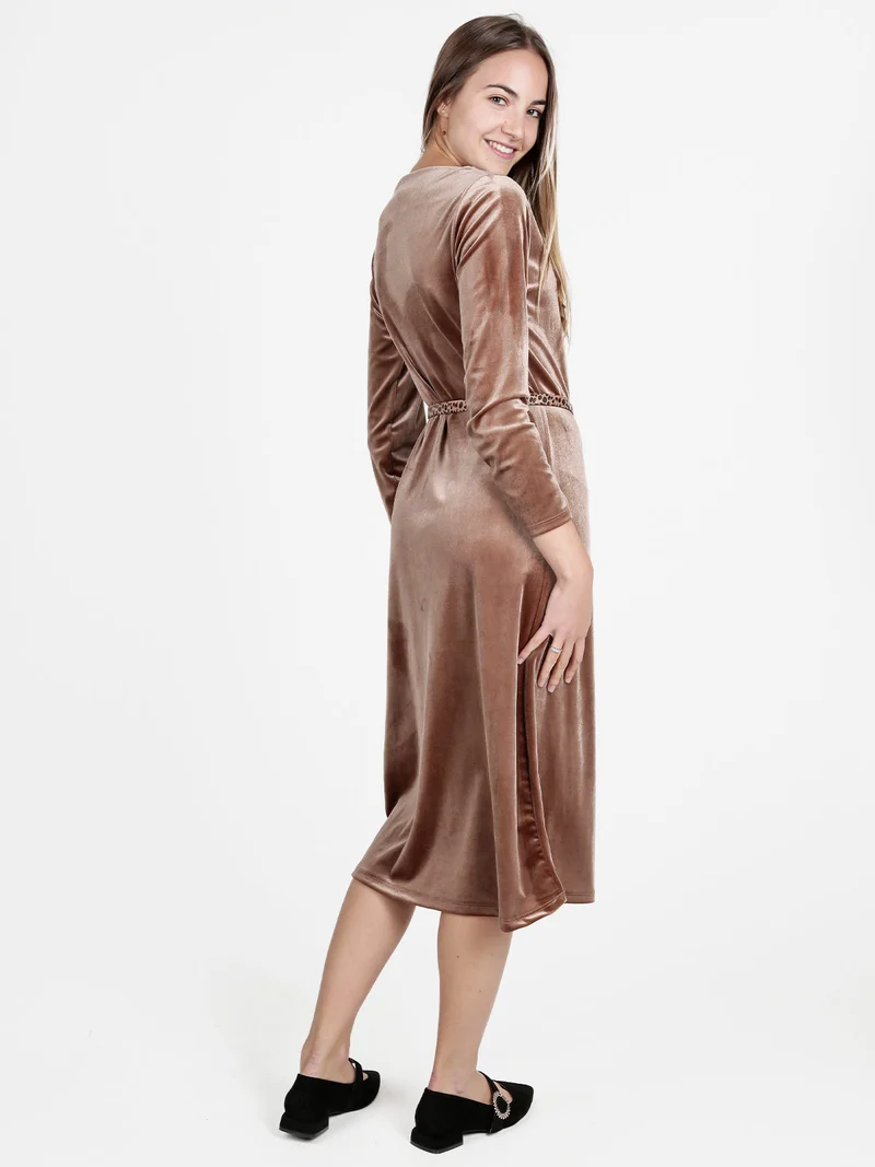 Abito lungo da donna in velluto con cintura - cammello