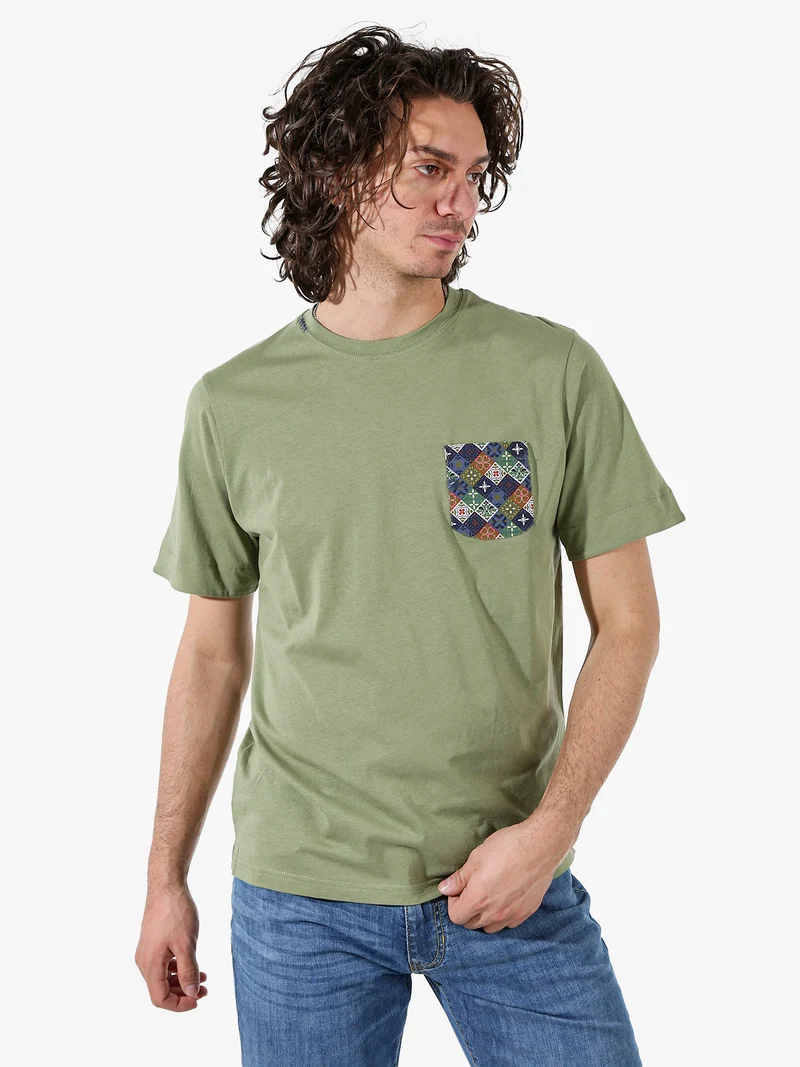 T-shirt girocollo da uomo in cotone con taschino decorato - militare