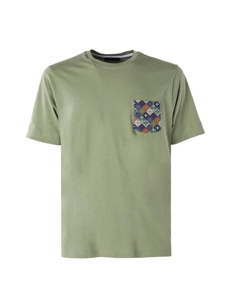 T-shirt girocollo da uomo in cotone con taschino decorato - militare