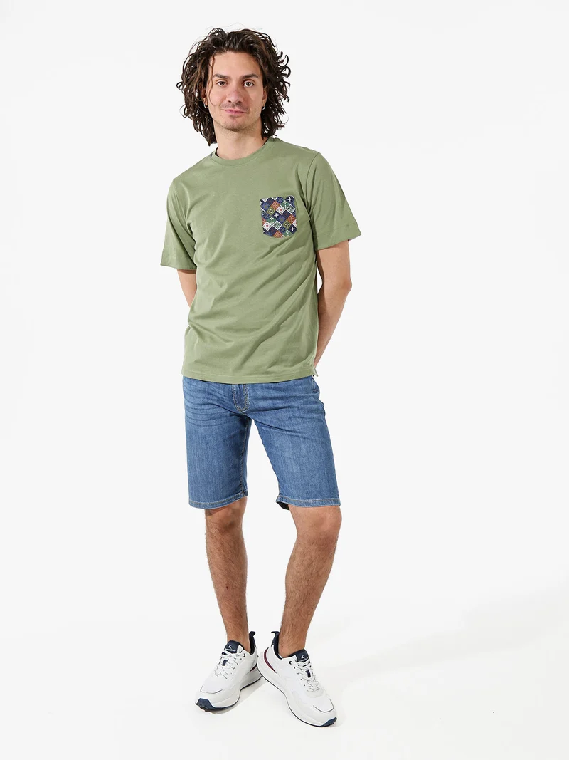 T-shirt girocollo da uomo in cotone con taschino decorato - militare