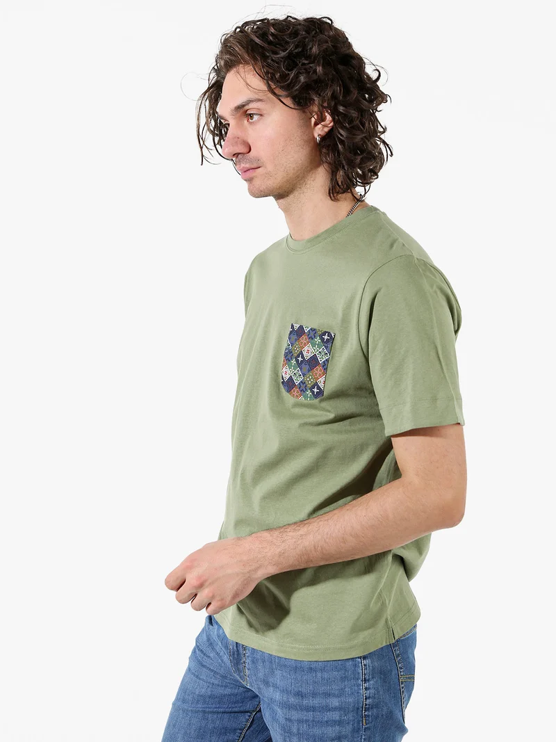 T-shirt girocollo da uomo in cotone con taschino decorato - militare