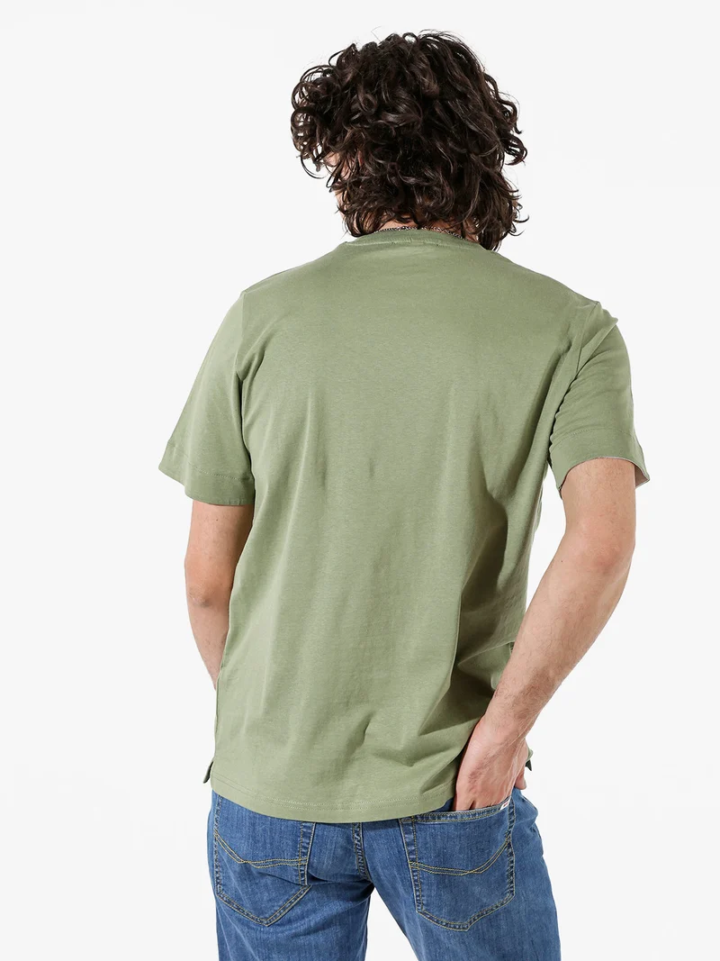 T-shirt girocollo da uomo in cotone con taschino decorato - militare