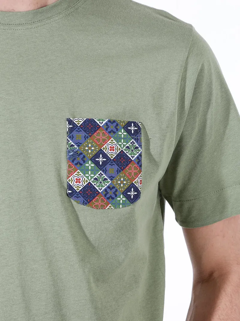 T-shirt girocollo da uomo in cotone con taschino decorato - militare