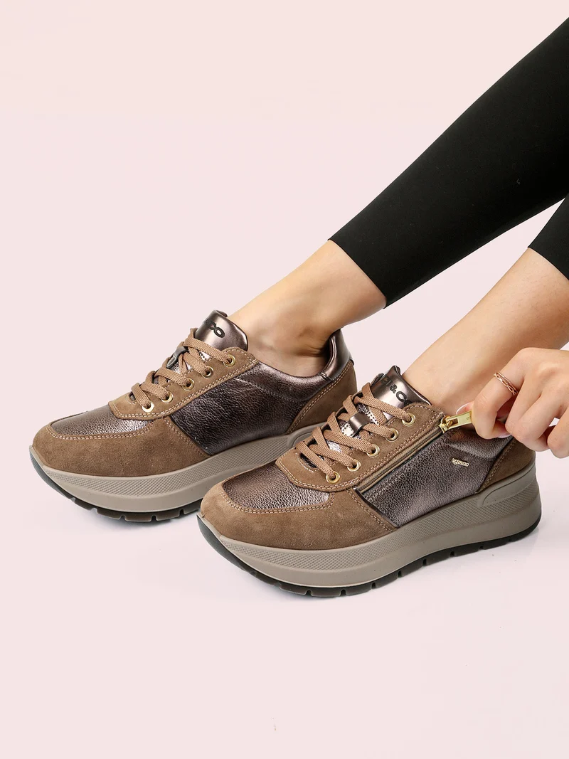 Sneakers donna in pelle con zeppa platform - fango
