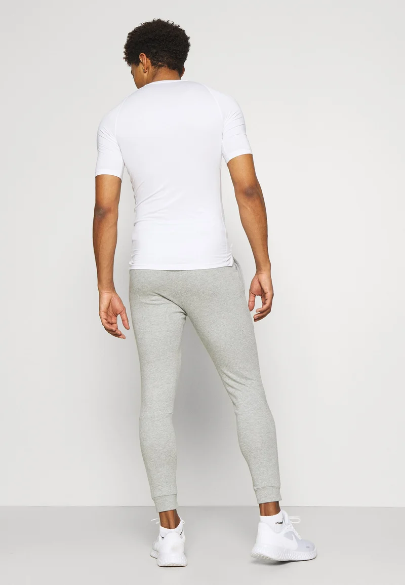 NIKE Herren Sporthose DF PNT TAPER FL - Dri-FIT Komfort