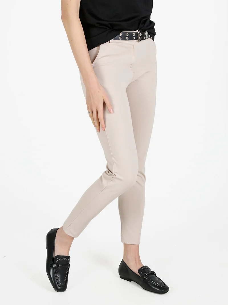 Pantalone casual da donna con cintura - beige