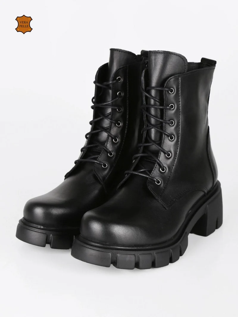 Anfibi in pelle con tacco - nero