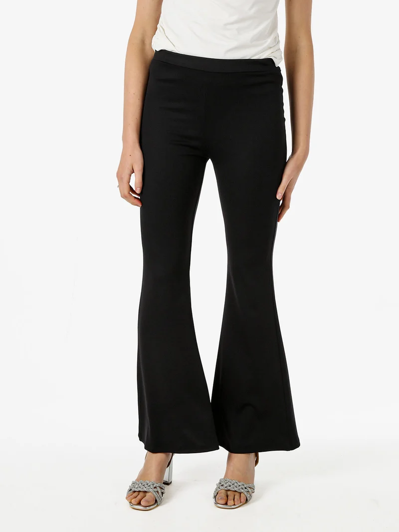 Pantaloni eleganti da donna con finale a zampa - nero