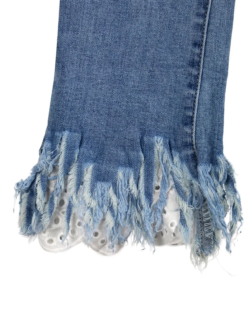 Jeans crop da bambina con finale a zampa sfrangiato in macramè - jeans