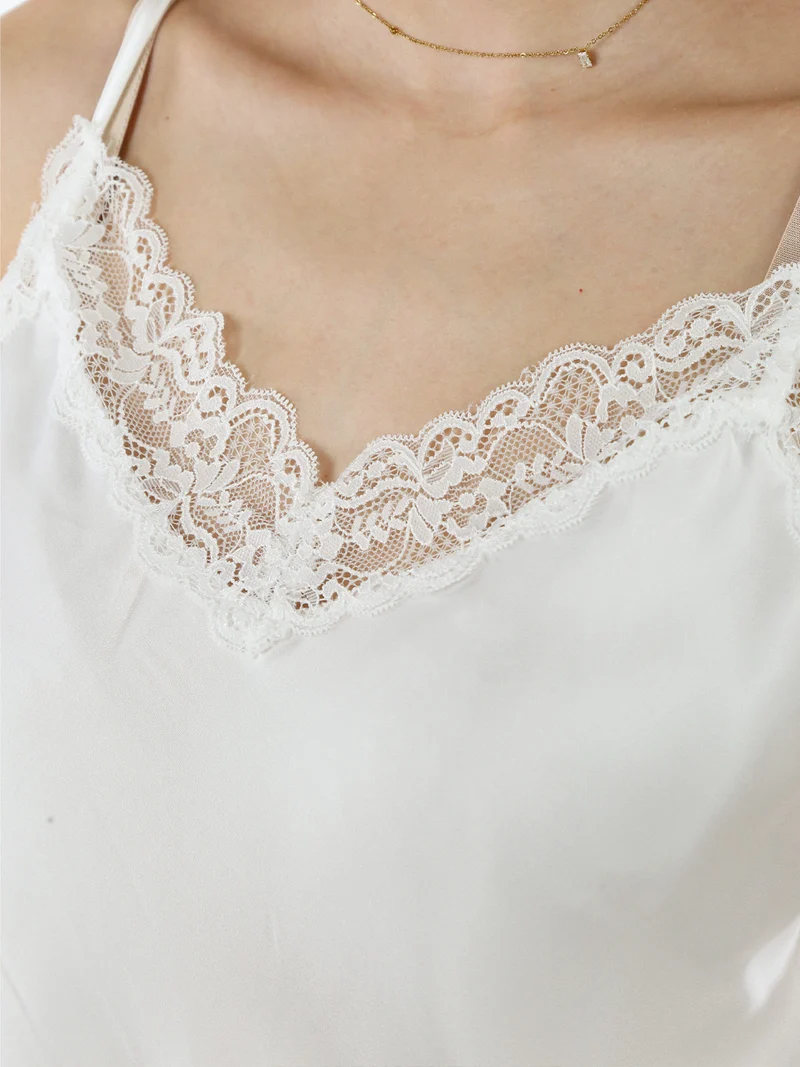 Top donna effetto raso con scollo in pizzo e spalline strette - bianco