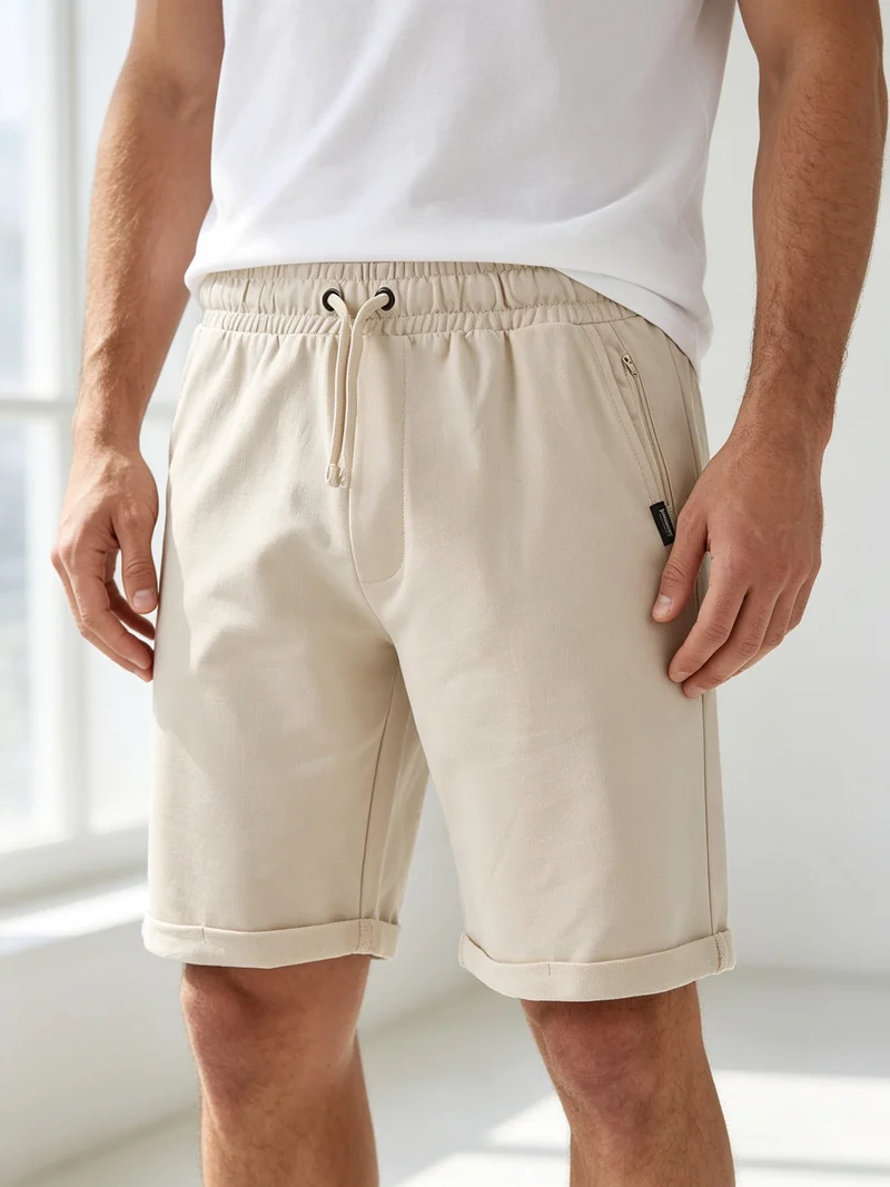 Bermuda da uomo in cotone con coulisse e risvolti sul finale - beige