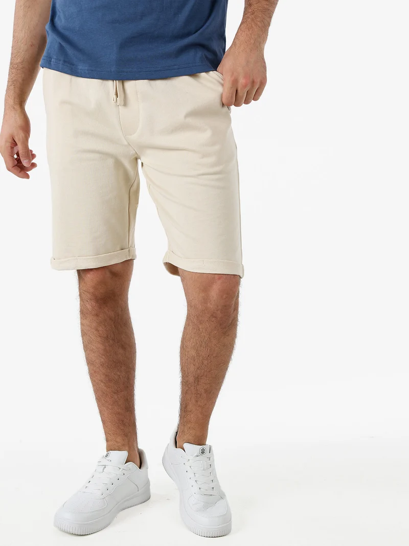 Bermuda da uomo in cotone con coulisse e risvolti sul finale - beige