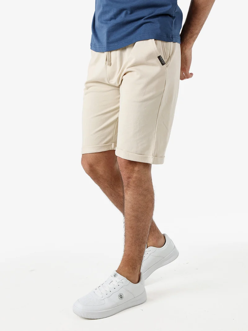 Bermuda da uomo in cotone con coulisse e risvolti sul finale - beige
