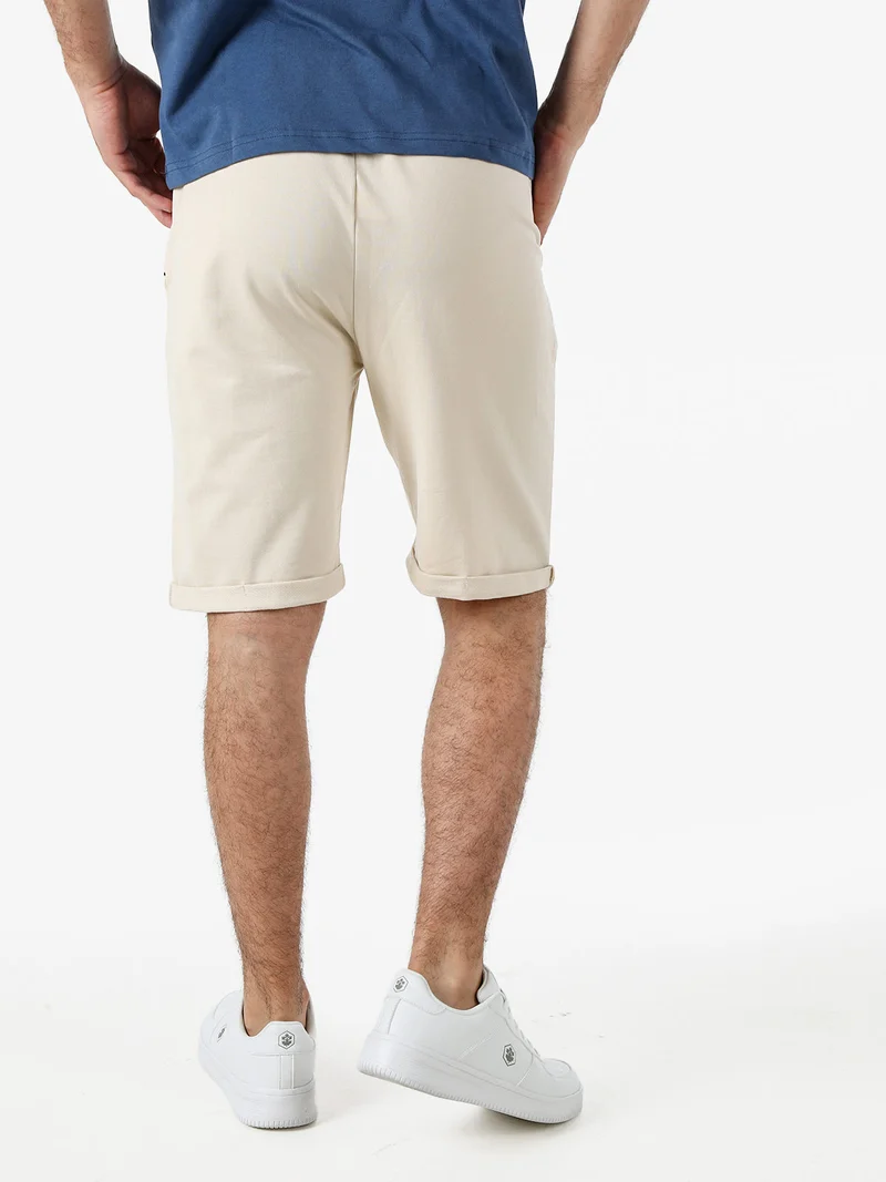 Bermuda da uomo in cotone con coulisse e risvolti sul finale - beige