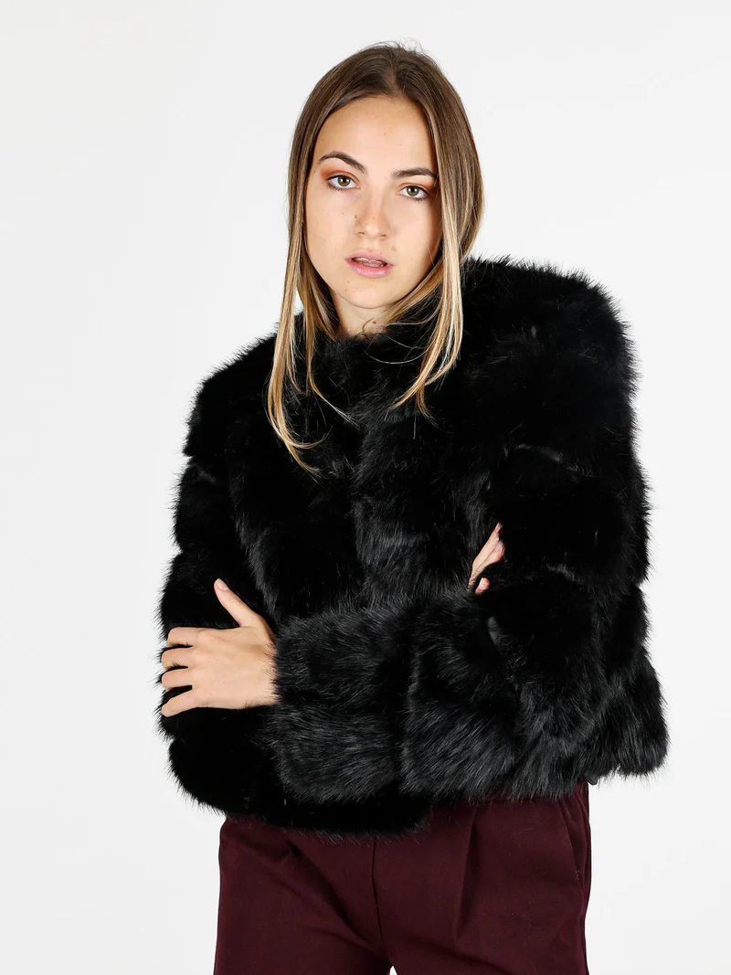 Giacca crop da donna in pelliccia sintetica - nero