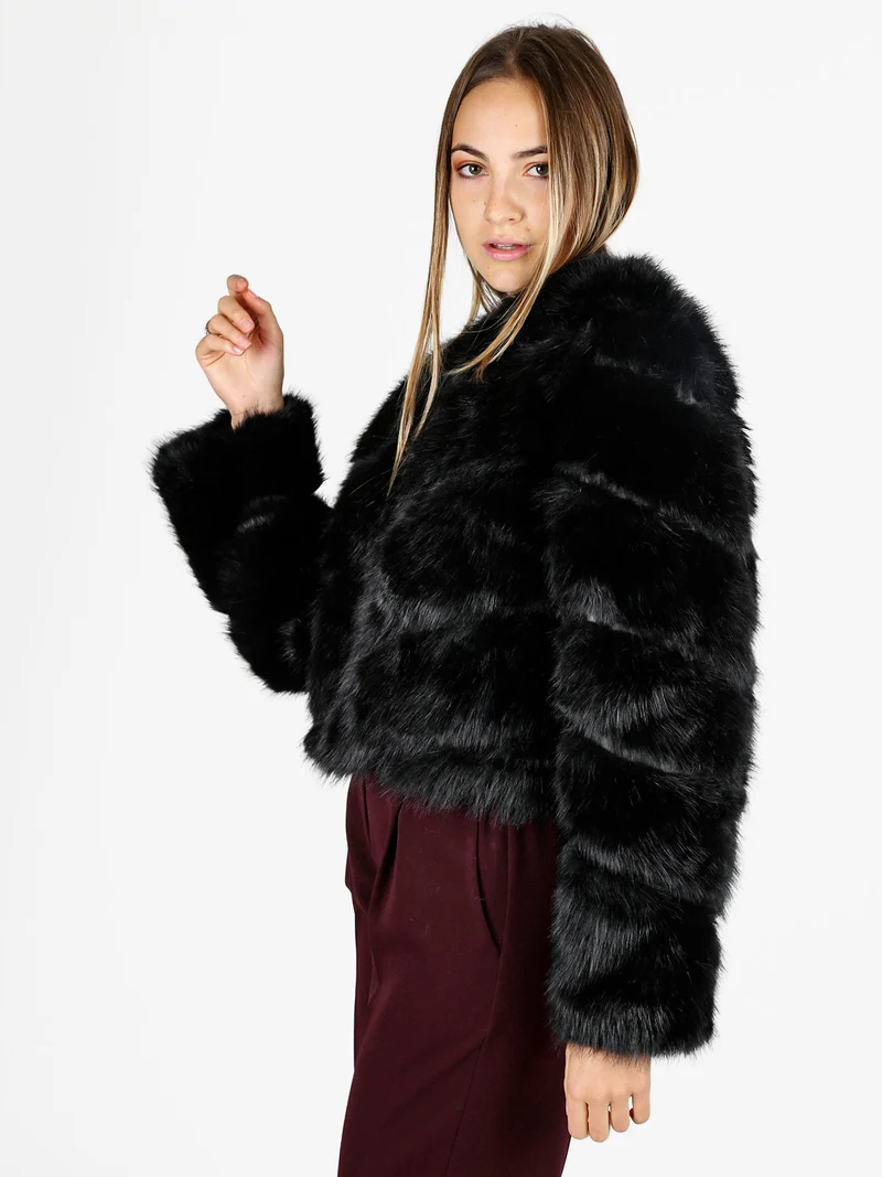 Giacca crop da donna in pelliccia sintetica - nero