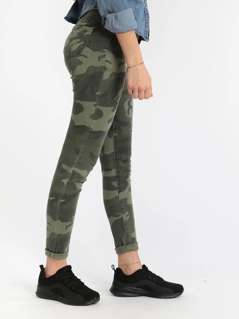 Pantaloni con stampa mimetica - militare