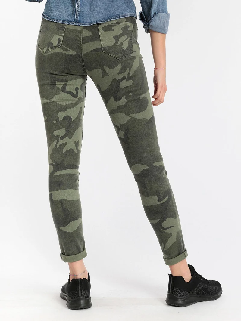 Pantaloni con stampa mimetica - militare