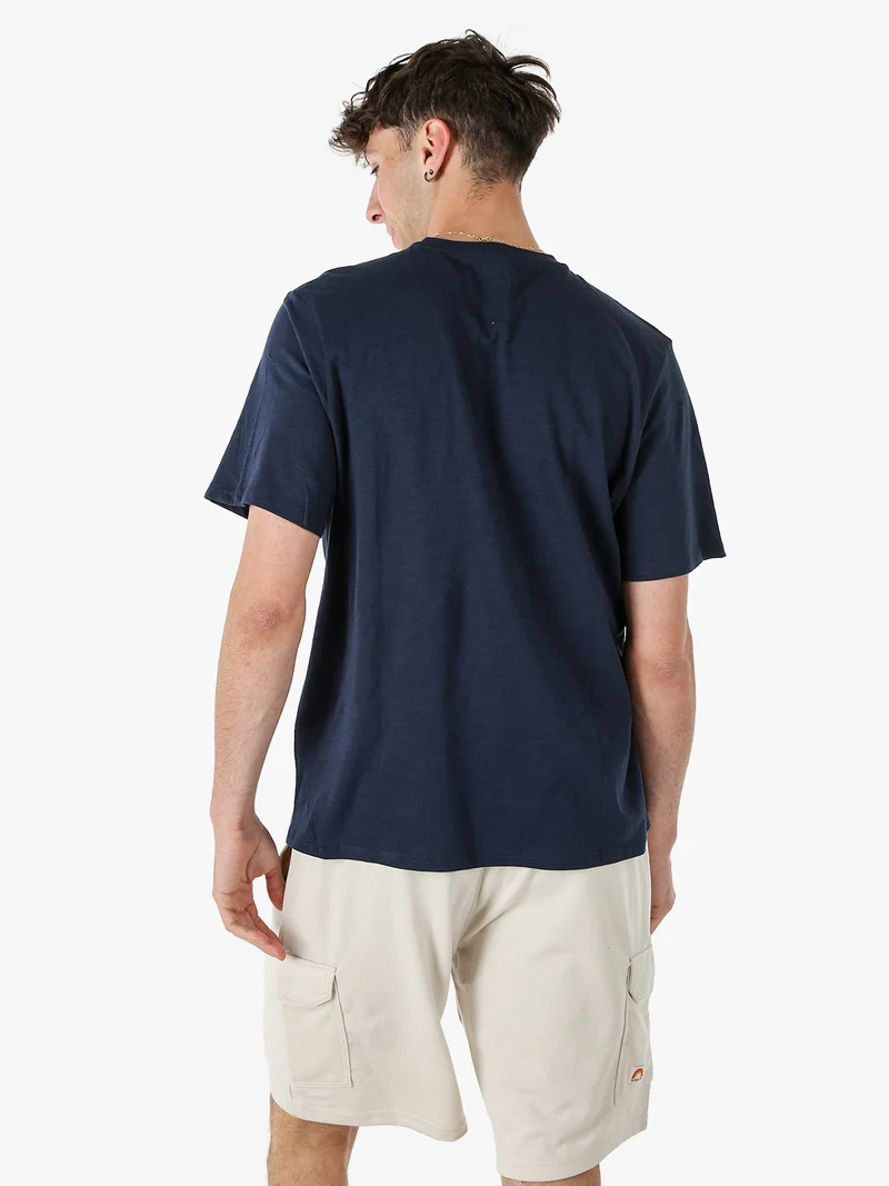 T-shirt in cotone da uomo con taschino - blu scuro